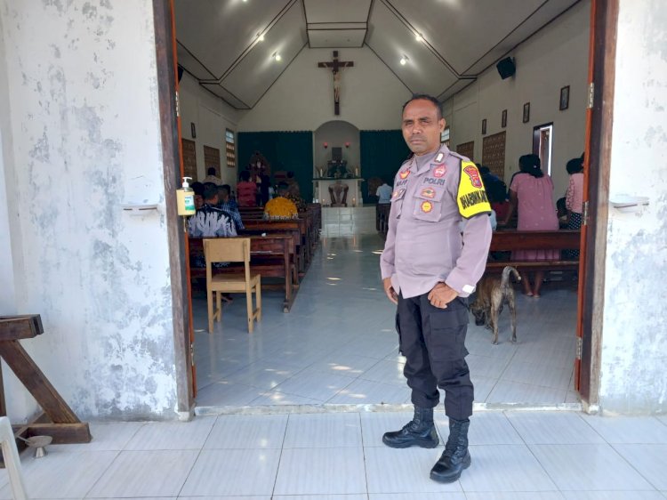Jamin Keamanan Saat Ibadah Mingguan, Personil Polres Kupang Rutin Jaga Gereja
