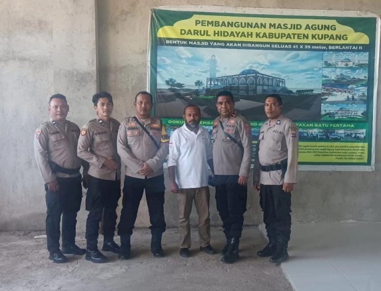 Tunjukkan Kepedulian, Kapolres Kupang Turut Berdonasi Membangun Tiang Utama Masjid