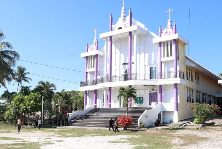 Bakti Religi Sambut HUT Bhayangkara ke-78, Polres Kupang Gotong Royong  Bersihkan Gereja dan Masjid