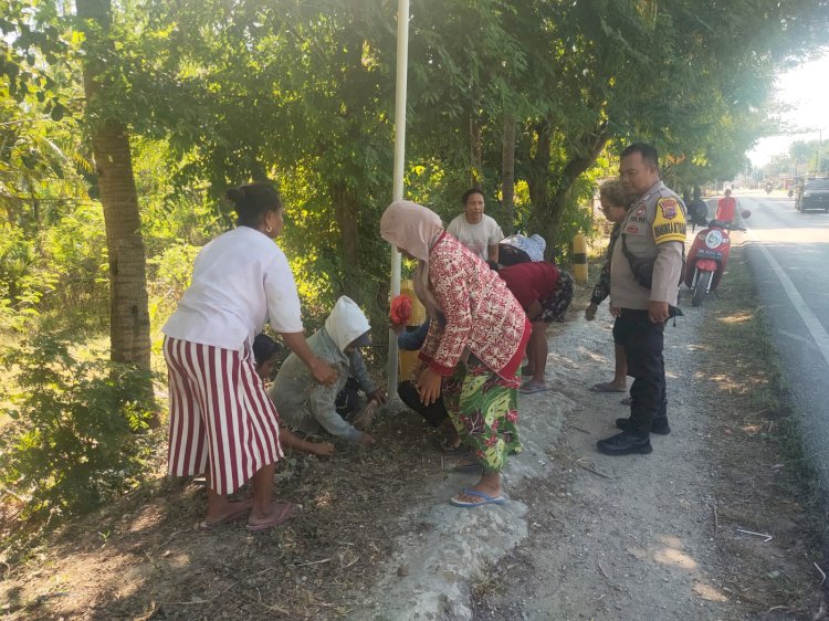 Bhabinkamtibmas Kelurahan Merdeka Bripka Sirman Ajak Warga Binaan Bersihkan Lingkungan