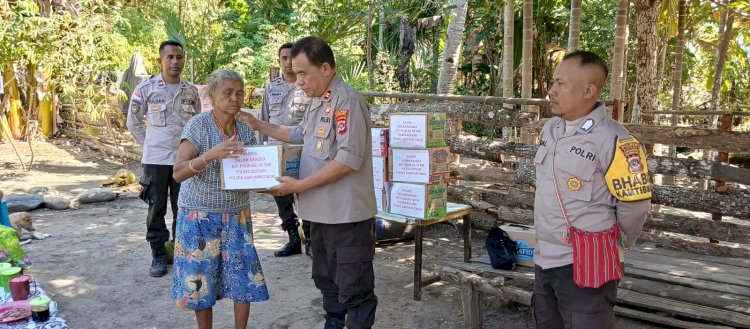 Polsek Amfoang Timur Bagi Bansos Untuk Warga Kampung Terpencil Dibatas Negeri