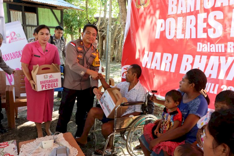 Semarak HUT Bhayangakara ke-78, Puluhan Balita Stunting dan Kaum Difabel di Kabupaten Kupang Dapat Layanan Kesehatan  dan Bansos dari Polres Kupang