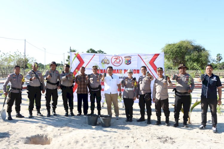 Tanam Puluhan Anakan Pohon Dihalaman Gereja St. Petrus Batu Karang Liman, Bukti Polres Kupang Peduli Lingkungan Hidup