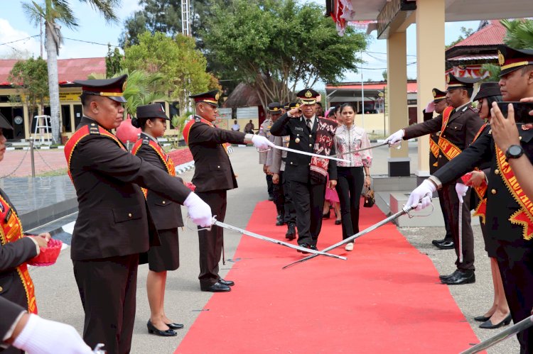 Lepas Wakapolres Kompol Yulianus Lau Purna Tugas, Polres Kupang Gelar Tradisi Upacara Pedang Pora