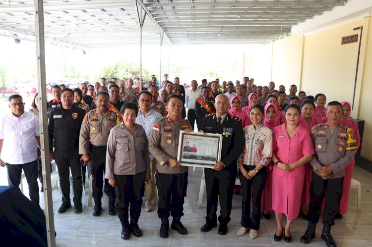 Lepas Wakapolres Kompol Yulianus Lau Purna Tugas, Polres Kupang Gelar Tradisi Upacara Pedang Pora