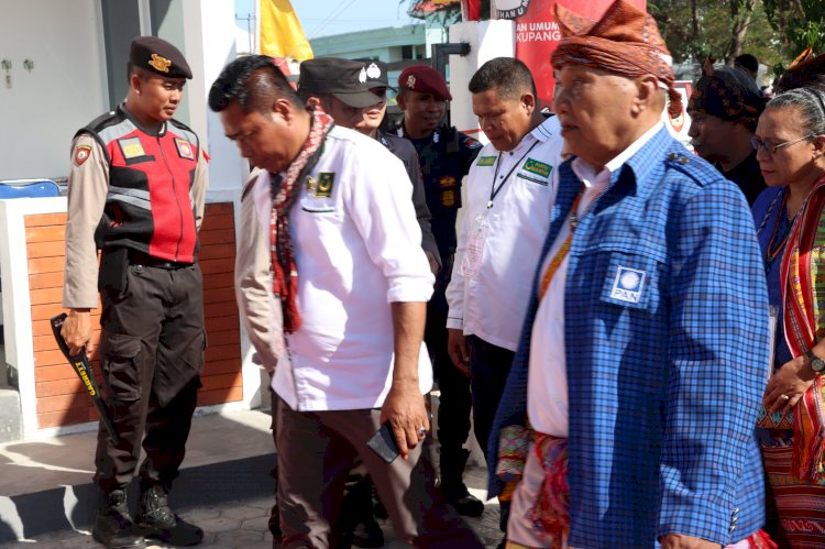 Pengamanan Pendaftaran Calon Kepala Daerah Hari Kedua di KPUD Kabupaten Kupang Berjalan Aman dan Lancar