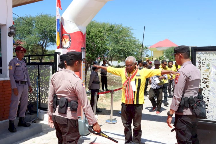 Dibawah Pengamanan Polres Kupang, Pendaftaran Empat Paket Cakada Kabupaten Kupang Berlangsung Aman dan Lancar