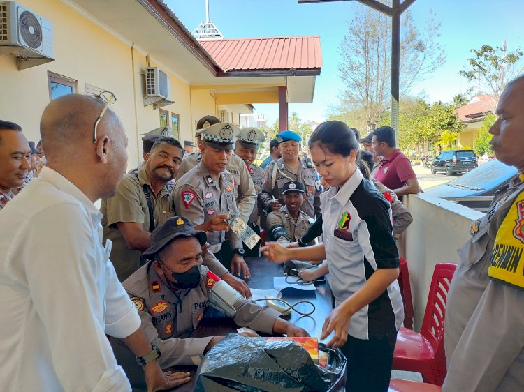 Dukung Kesehatan Personil Satgas Operasi Mantap Praja, Sidokkes Polres Kupang Lakukan Rikes dan Bagikan Obat Serta Multivitamin