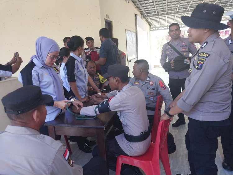 Dukung Kesehatan Personil Satgas Operasi Mantap Praja, Sidokkes Polres Kupang Lakukan Rikes dan Bagikan Obat Serta Multivitamin