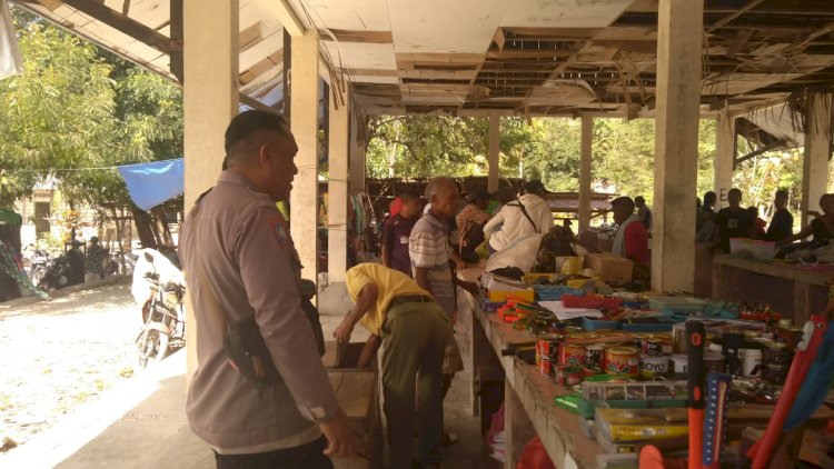 Bhabinkamtibmas Polsek Amarasi Timur Aipda Soleman Waluwanja Pantau Sitkamtibmas di Pasar Tradisional Siuf