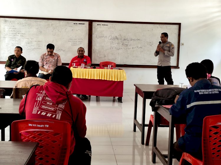 Satbinmas Polres Kupang Beri Penyuluhan Terkait Kekerasan Anak dan Perempuan di SMAN 1 Taebenu