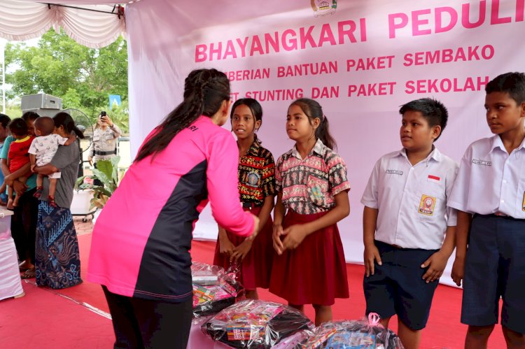 Ketua Umum Bhayangkari Ny. Julie Sigit Prabowo Kunjungi Polres Kupang dan Gelar Bansos bagi Warga Masyarakat