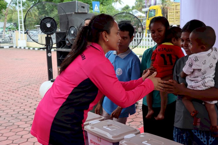 Ketua Umum Bhayangkari Ny. Julie Sigit Prabowo Kunjungi Polres Kupang dan Gelar Bansos bagi Warga Masyarakat