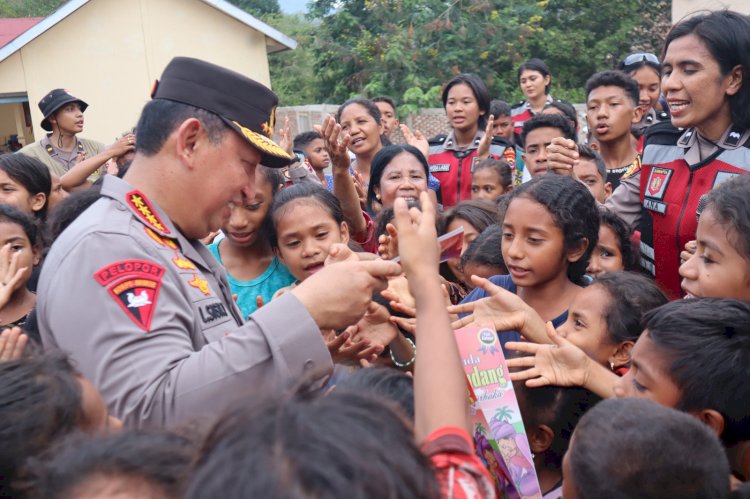 Tinjau Posko Pengungsian Lewolaga, Kapolri Semangati Lansia yang Sakit