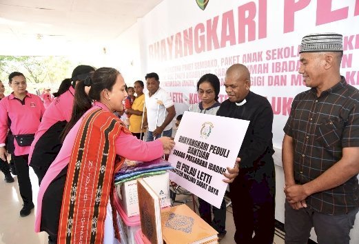 Ketum Bhayangkari Pusat Kembali Salurkan Ribuan Paket Bansos di Maluku Barat Daya