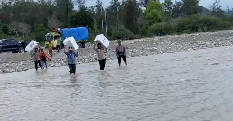 Kerja Keras Personil Polsek Amfoang Timur: Distribusikan Logistik Pemilu Meski Harus Memikul