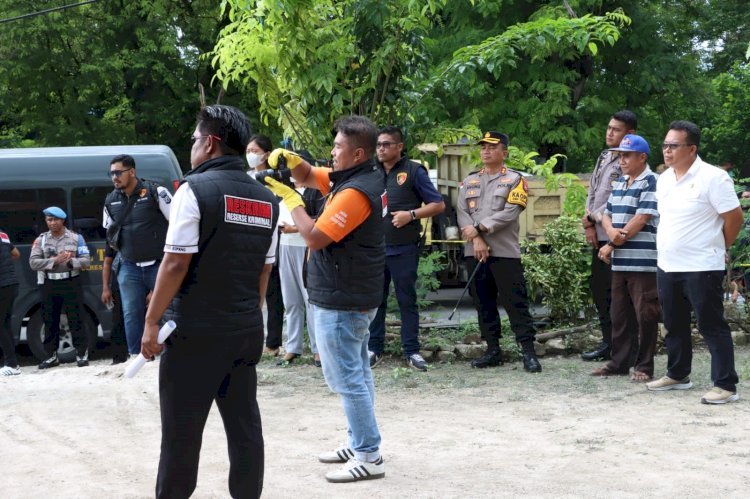 Meski Diguyur Hujan Lebat, Polres Kupang Berhasil Gelar Rekonstruksi Kasus Pengeroyokan di Kupang Timur