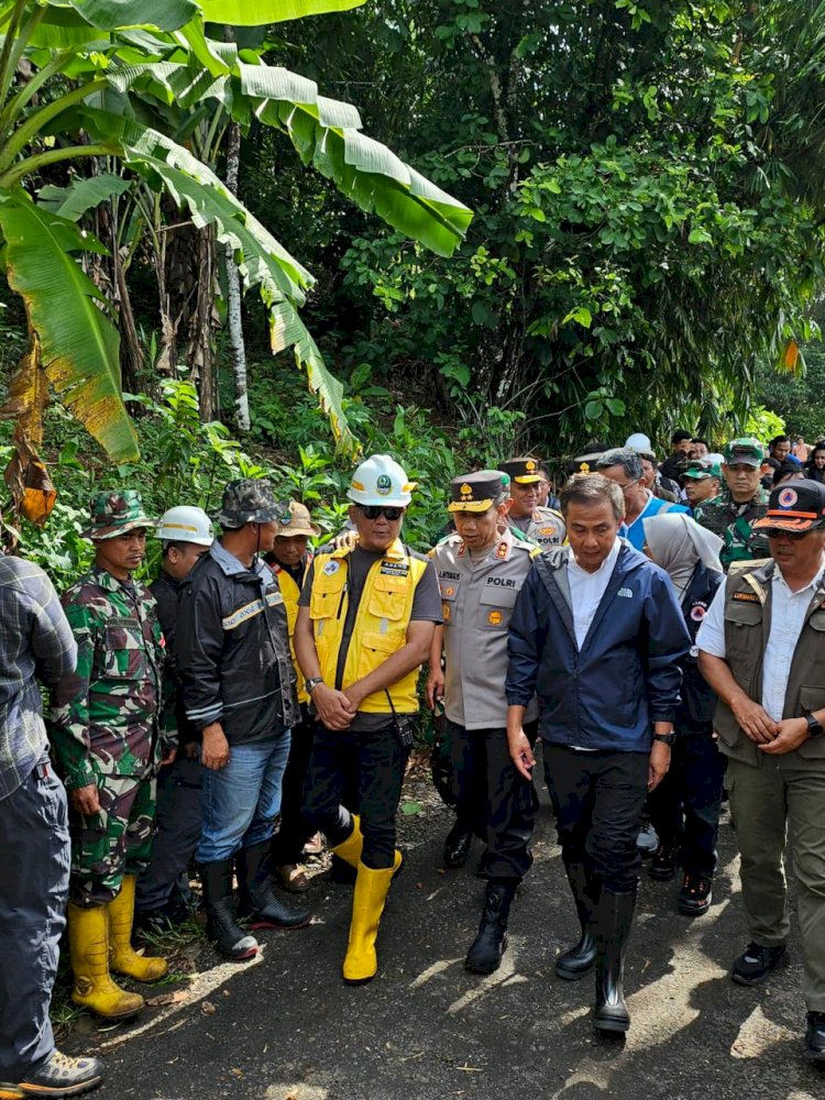 Kapolda Jabar Tinjau Lokasi Bencana di Sukabumi dan Salurkan Bantuan