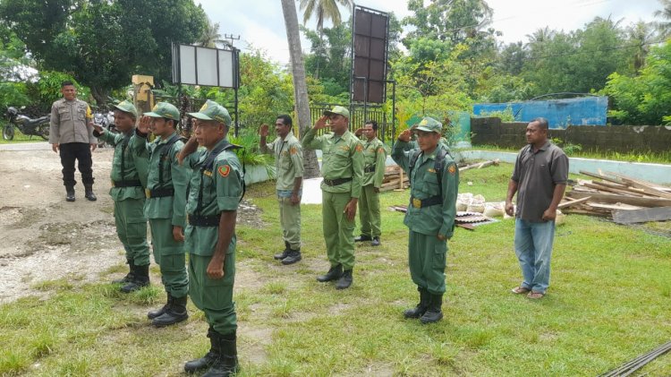 Bripka Maksi Metak Latih PBB Linmas Desa Baumata Timur dan Sampaikan Imbauan Kamtibmas