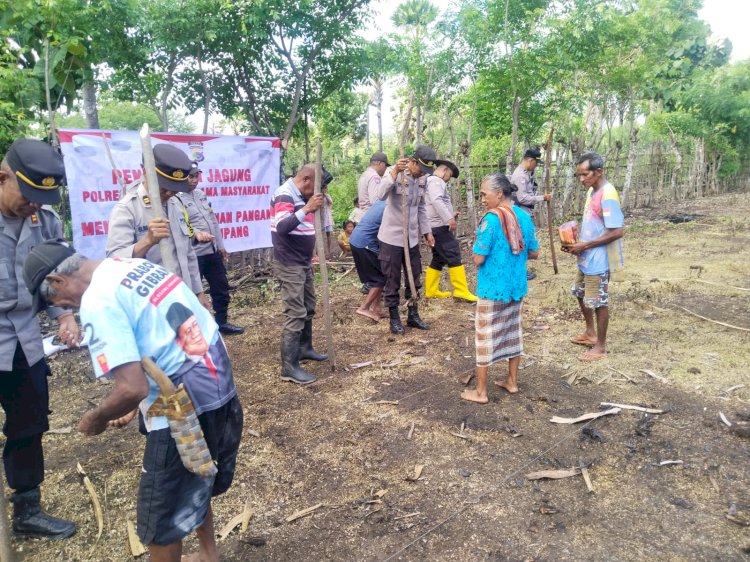 Polres Kupang Sulap Lahan Tidur di Desa Tanah Putih Jadi Kebun Produktif