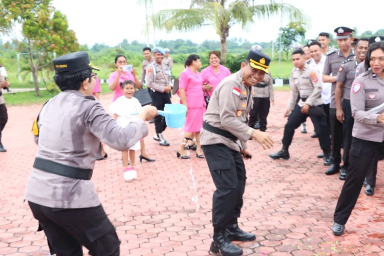 Suasana Haru dan Ceria Warnai Upacara Kenaikan Pangkat di Polres Kupang, Kapolres Diserbu Anggota untuk Rayakan Ultah ke-45