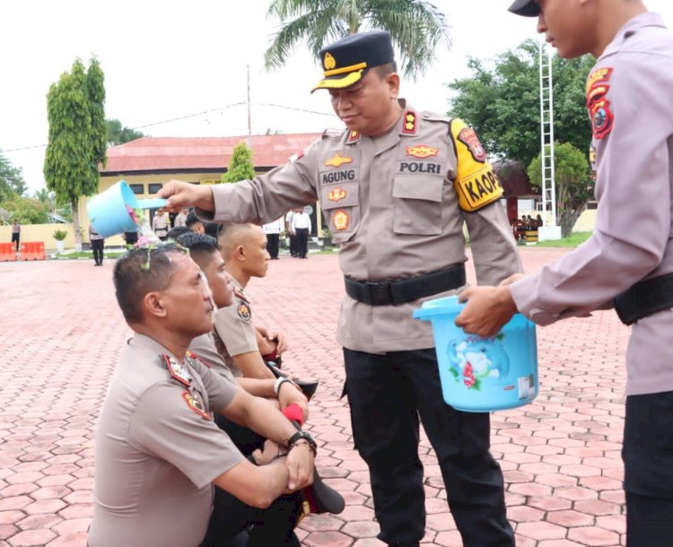 Upacara Kenaikan Pangkat Periode 1 Januari 2025 di Polres Kupang Diwarnai Tradisi Siraman Air Kembang