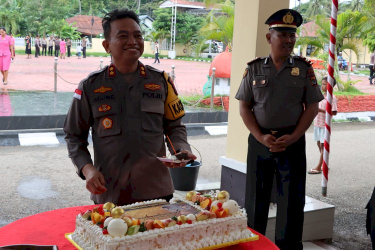 Suasana Haru dan Ceria Warnai Upacara Kenaikan Pangkat di Polres Kupang, Kapolres Diserbu Anggota untuk Rayakan Ultah ke-45