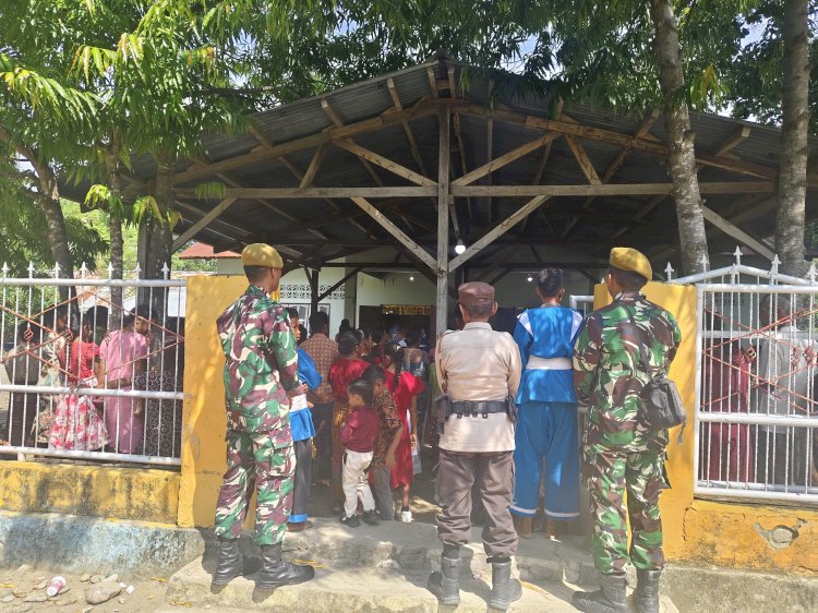 Personil Polsek Amfoang Timur Gandeng TNI AU, THS-THM dan Pemuda Gereja Amankan Ibadah Tahun Baru di Oepoli