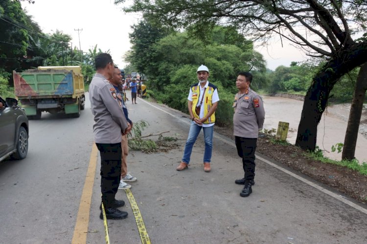 Kapolres Kupang Pantau Langsung Lokasi Longsor di Kilometer 41 Jalan Timor Raya