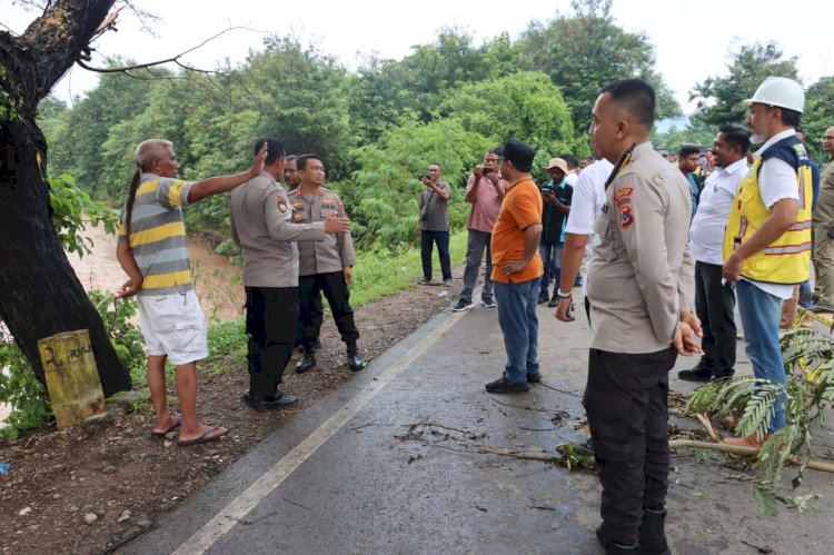 Kapolres Kupang Pantau Langsung Lokasi Longsor di Kilometer 41 Jalan Timor Raya