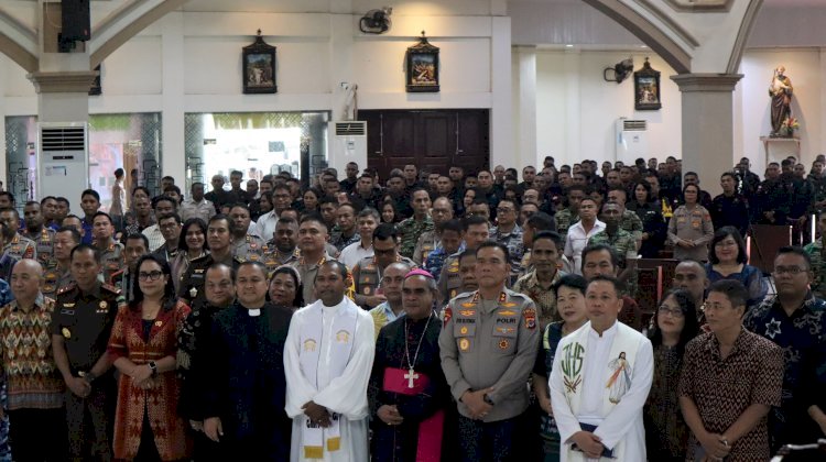 Personil Polres Kupang Hadiri Natal Bersama TNI-Polri Tahun 2024 di Gereja St. Maria Assumpta Kota Kupang