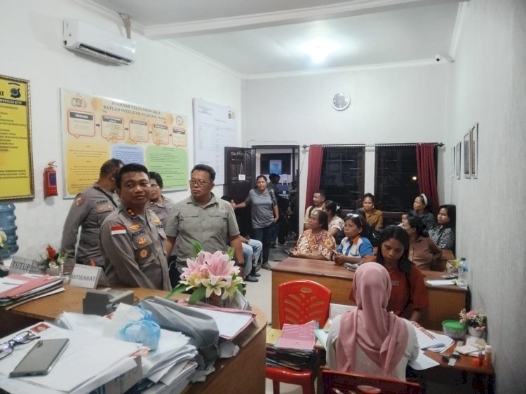 Meski Sudah Malam Kapolres Kupang Pantau Langsung Pelayanan SKCK untuk Pemohon PPPK