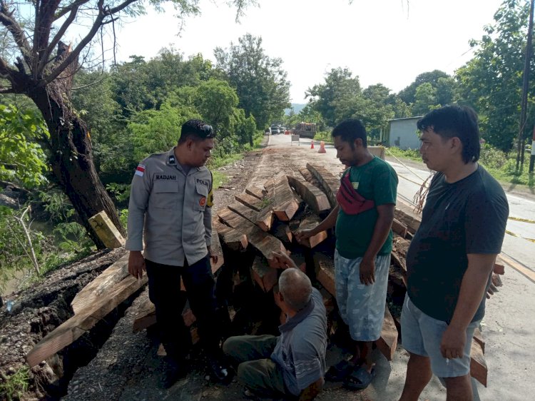 Aipda Stefenson Radjah Bhabinkamtibmas Desa Poto Himbau Warga Desa Poto untuk Tidak Lakukan Illegal Loging