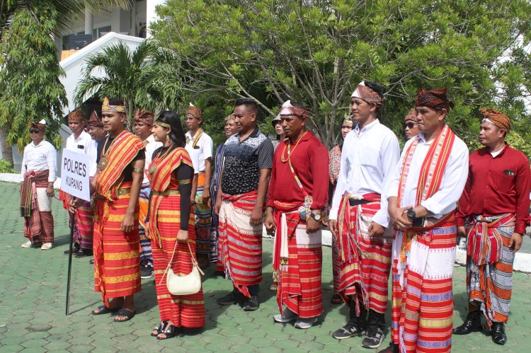 Luar biasa ! Polres Kupang Raih Juara II Parade NTT Bertenun pada HUT Provinsi NTT ke-66