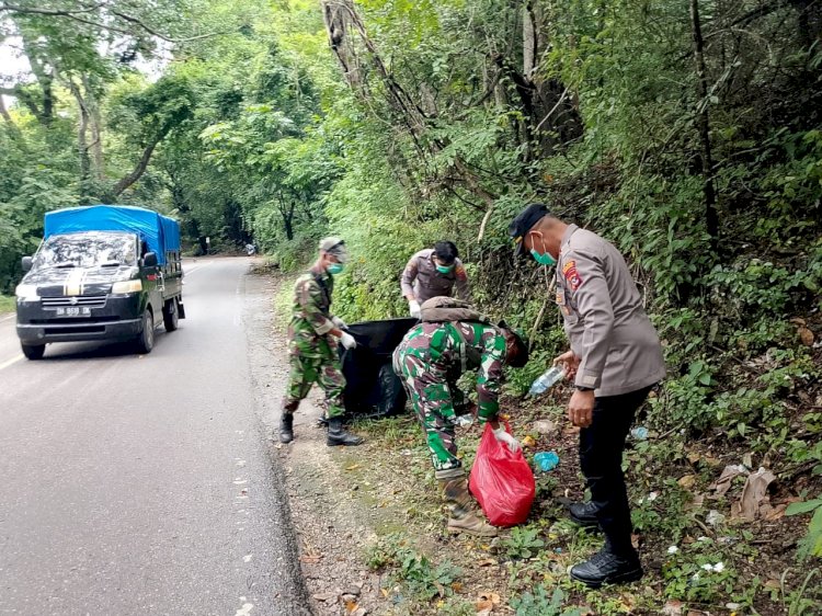 Kolaborasi BKSDA Koramil 1604-02/Camplong dan Polsek Fatuleu Bersihkan Sampah di UPTD KSDA