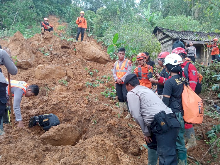 Brimob Bergerak Bantu Evakuasi Korban Banjir dan Longsor di Jateng