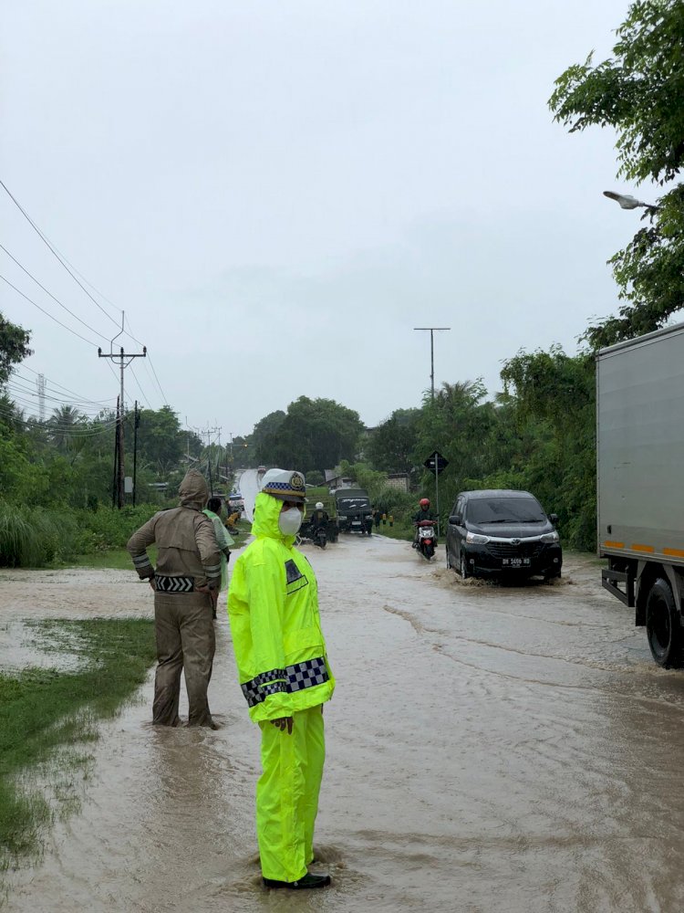 Banjir Meluber Hingga Jalan Raya, Satlantas Polres Kupang Urai Kemacetan Arus Lalu Lintas