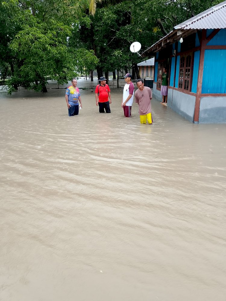 Kapolsek Kupang Tengah Susuri Rumah Warga di Tanah Merah, Imbau Evakuasi Mandiri Akibat Banjir