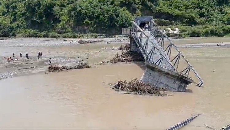 Air Sungai Termanu Mulai Surut, Masyarakat Sudah Bisa Melintas Namun Kendaraan Belum Bisa Lewat