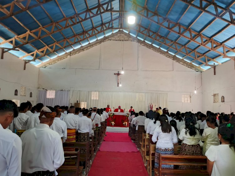 Dikawal Polsek AOT, Misa Sakramen Krisma di Gereja St. Gregorius Agung Oemofa Dihadiri 1000 Umat