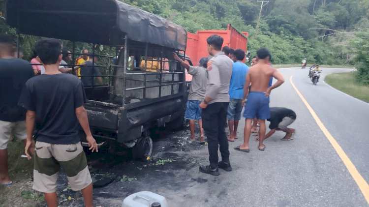 Mobil Pick Up Terbakar di Jalan Timor Raya Km. 58, Diduga Akibat Korsleting