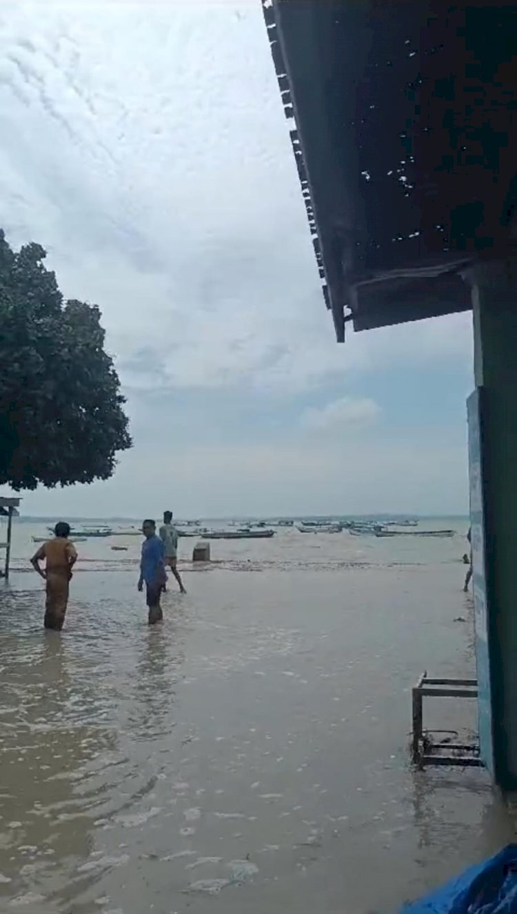 Banjir Rob Terjang Pesisir Pantai Tablolong, 70 Rumah Terendam Air Laut Warga Mengungsi ke Tempat Aman