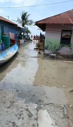 Banjir Rob di Pesisir Tablolong Reda, Warga Mulai Bersihkan Sisa Pasir