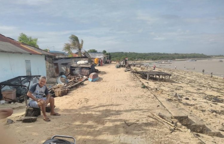 Banjir Rob di Pesisir Tablolong Reda, Warga Mulai Bersihkan Sisa Pasir