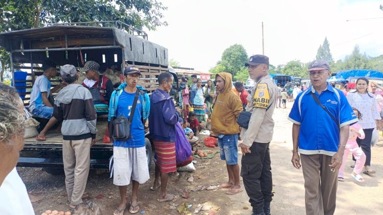 Bhabinkamtibmas Polsek Amfoang Selatan Sambangi Pasar Mingguan Fatumonas, Imbau Warga Waspada Cuaca Ekstrem