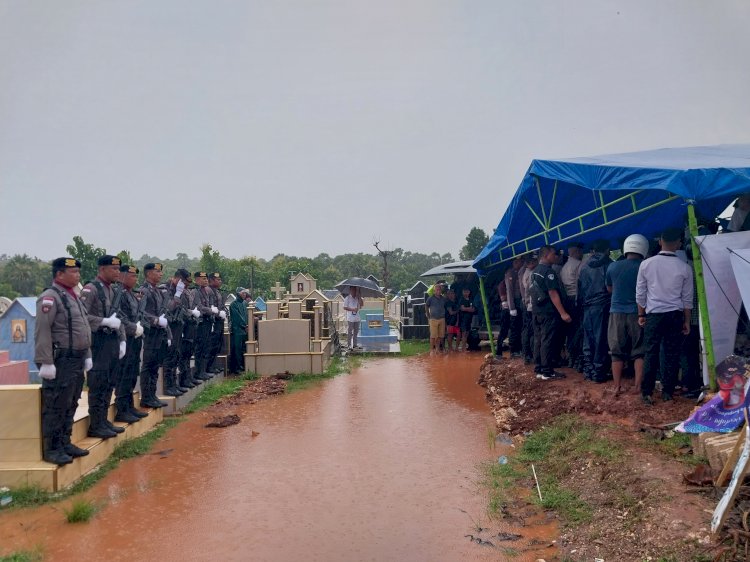 Tangis Haru dan Penuh Solidaritas, Personil Polres Kupang Iringi Pemakaman Ipda Nahum Adiyanto Sina di Tengah Derai Hujan Lebat