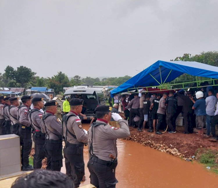 Tangis Haru dan Penuh Solidaritas, Personil Polres Kupang Iringi Pemakaman Ipda Nahum Adiyanto Sina di Tengah Derai Hujan Lebat