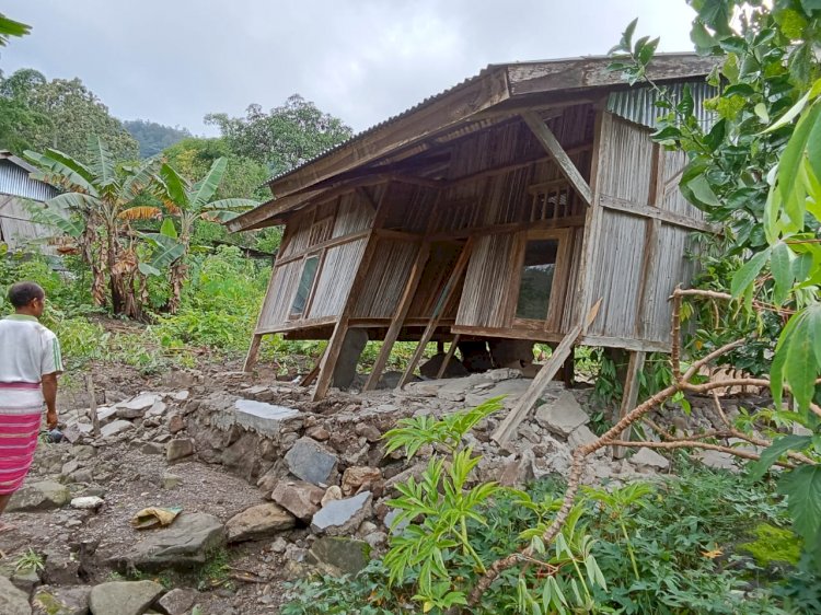 Polsek Amfoang Selatan  Datakan Rumah Warga Yang Rusak Akibat Tanah Longsor di Amfoang Tengah