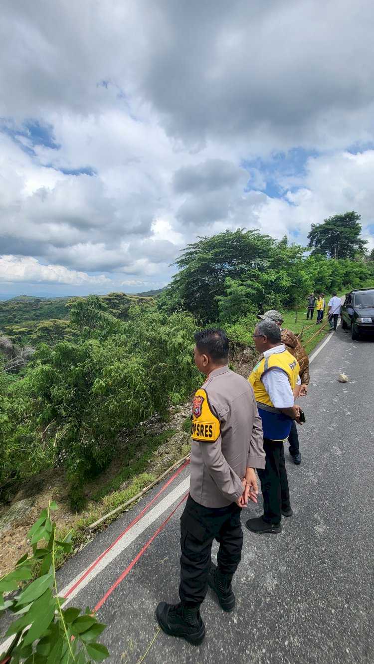 Kapolres Kupang Terjun Langsung ke Lokasi Longsor di Jalan Timor Raya, Pastikan Keamanan dan Kelancaran Transportasi