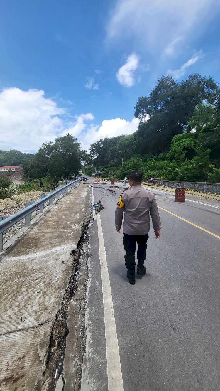 Kapolres Kupang Terjun Langsung ke Lokasi Longsor di Jalan Timor Raya, Pastikan Keamanan dan Kelancaran Transportasi